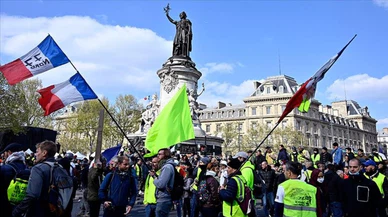 Paris'te sokaklar yine karıştı! 120 kişi gözaltına alındı!