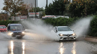 İzmir'de sağanak etkili oldu!