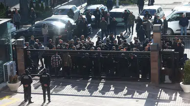 Özel halk otobüsü şoförleri CHP'nin önünde toplandı