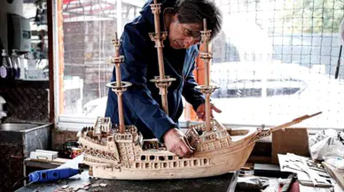 Atık metal ve ahşabı  esprili objelere dönüştürüyor