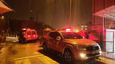 Alanya'da sağanak nedeniyle bazı ev, iş yeri ve seralar ile bir okulu su bastı