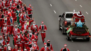 Madrid'de geleneksel Noel Baba koşusu