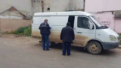 Hırsızlık amaçlı girdiği minibüste mahsur kaldı!