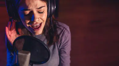 Kırgızistan'da şarkıcıların "playback" yapması yasaklandı