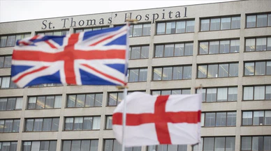 İngiltere'de doktor ve hemşireler ücretlerin yetersizliği nedeniyle eylem başlattı