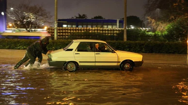 İzmir'de sağanak etkili oluyor!