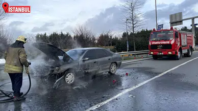 Bayrampaşa'da seyir halindeki otomobil yandı