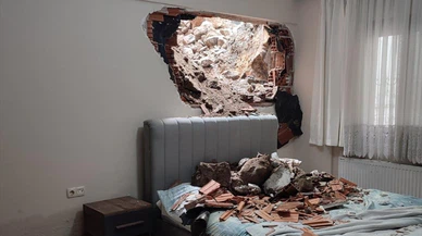 İzmir'de inşaat çalışması sırasında bir evin duvarı yıkıldı