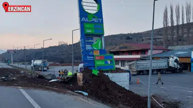 Erzincan'da reklam panosuna çarpan tırın sürücüsü öldü