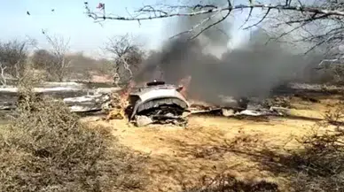 Hindistan'da iki savaş uçağı düştü, bir pilot öldü