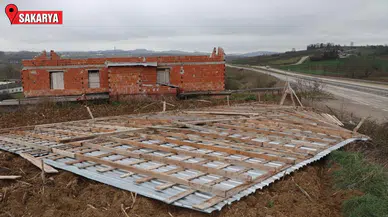 Sakarya'da fırtına nedeniyle bir evin çatısı uçtu