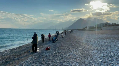 Antalyalı amatör balıkçılar "firari" balıkların peşinde