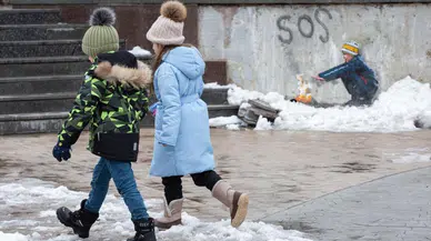 Savaşın gölgesinde sanat: İtalyan sokak sanatçısı Tvboy'un Kiev bölgesindeki duvar resimleri