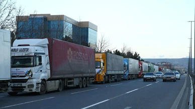 Azerbaycan'dan Türkiye'ye 20 tır insani yardım gönderildi