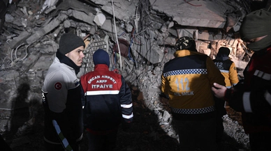 KKTC'den gelen öğrencilerin konakladığı Adıyaman'daki otel enkazında çalışmalar sürüyor