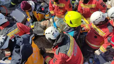 Muhabbet kuşuyla kurtarılan Berat'ın annesi de enkazdan sağ çıkarıldı