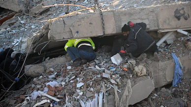 Enkazda çalışırken üzerlerine beton parçası düştü: 3 görevli yaralandı!