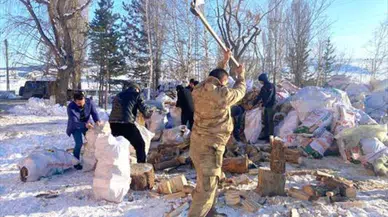 Ardahan'da orman köylüleri yakacak odunlarını depremzedelere gönderdi