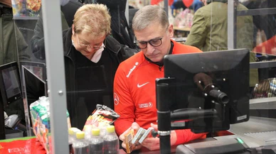 Kuntz, Almanya'da depremzedeler yararına kasiyerlik yaptı