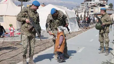 Mehmetçik, deprem bölgesindeki emniyet ve asayiş için devriye faaliyetini sürdürüyor
