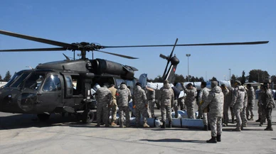 Mehmetçik, İncirlik Üssü'nde yardımların sevkiyatı için gece gündüz görev başında