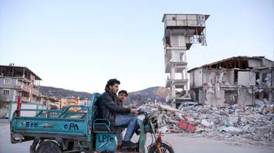 Hatay'da depremde çöken binanın ek yapısı ayakta kaldı