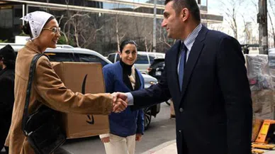 Bella Hadid'den depremzedelere yardım kutuları