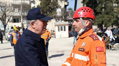 Bakan Akar'dan enkazdan 326 canı çıkaran Mehmetçiğe tebrik ziyareti