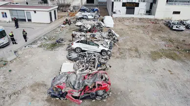 Enkazdan çıkarılan hurdaya dönmüş araçlar sahiplerini bekliyor
