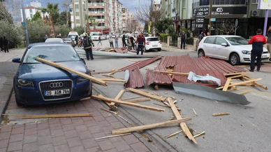 Ege'de etkili olan lodos çatıları uçurdu!