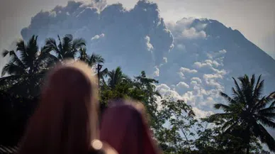 Endonezya'da yanardağ alarmı: 100 metreye kadar yükseldi