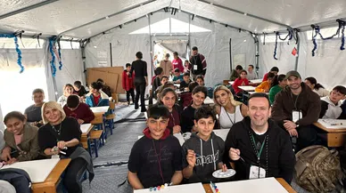 Ünlü isimler depremzede çocuklarla resim yaptı