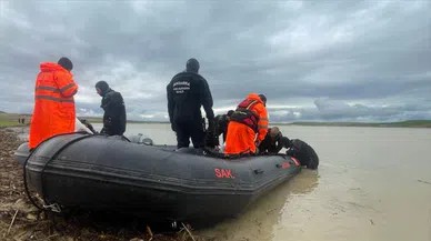 Şanlıurfa'da tırıyla sele kapılan sürücüyü arama çalışmaları sürüyor