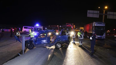 Uşak'ta feci kaza! Otomobil tırın altına girdi!