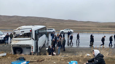 Van'da minibüs devrildi! 11 yaralı!