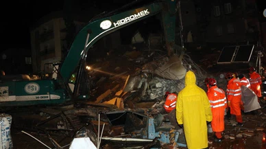 Adıyaman'da ağır hasarlı 5 katlı bina çöktü!