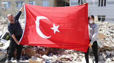 Enkazda kalan Türk Bayraklarını çıkarmak için Hatay'a döndü!