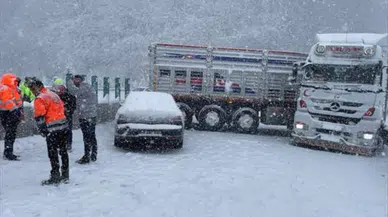 Bolu'da makaslayan tır ulaşımı aksattı