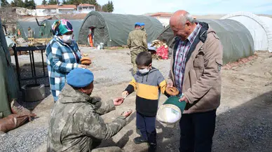 Mehmetçik depremzedelerin yanında!