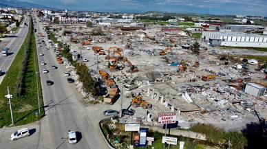 Hatay'da tamamen yıkılan 45 yıllık sanayi sitesinin enkazı kaldırılıyor