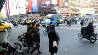İran'da başörtüsü takmayan kadınlara yoğurt döktü!