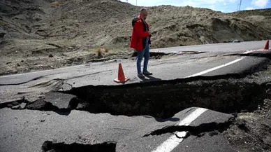 Bingöl'de çöken yollar havadan görüntülendi