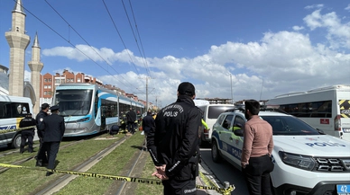 Anne ve çocuğu tramvayın altında kaldı!