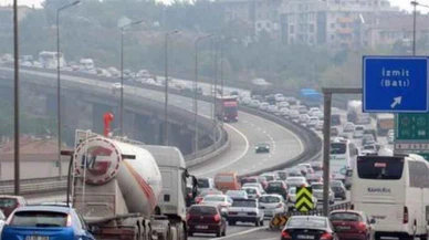 TEM'de kamyon, otomobile çarptı!