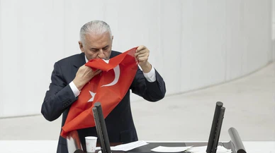 Yıldırım, elinde bayrakla İstiklal Marşı’nı okudu!