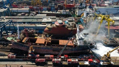 Tuzla'da tersanede bakıma alınan yük gemisinde yangın çıktı