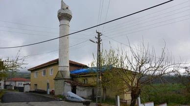 Bilecik'te minareye yıldırım isabet etti!