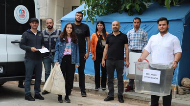 Hasta ve engelliler "seyyar sandık" ile oylarını kullandı