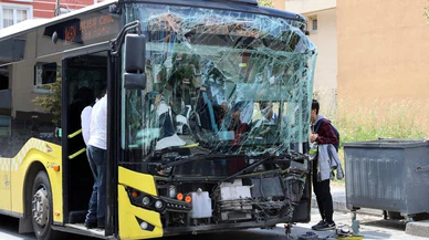 İstanbul'da 2 İETT otobüsü çarpıştı! 3 yaralı