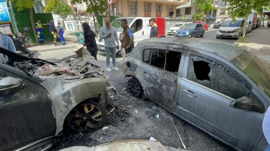 İstanbul Bahçelievler'de 2 otomobil kundaklandı!